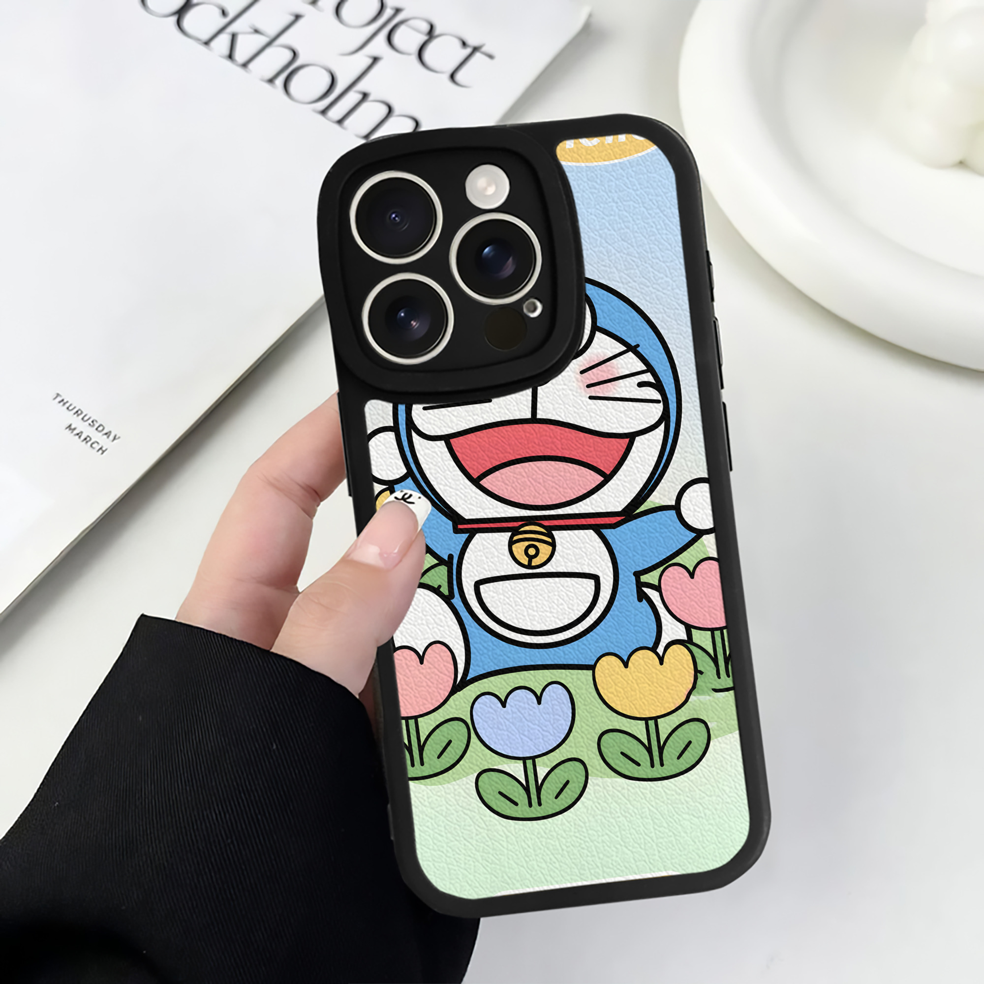 （画像用） ドラえもん Doraemon 【iPhone 16シリーズ対応】シリコンスマホケース（レザー調） 材質：シリコン